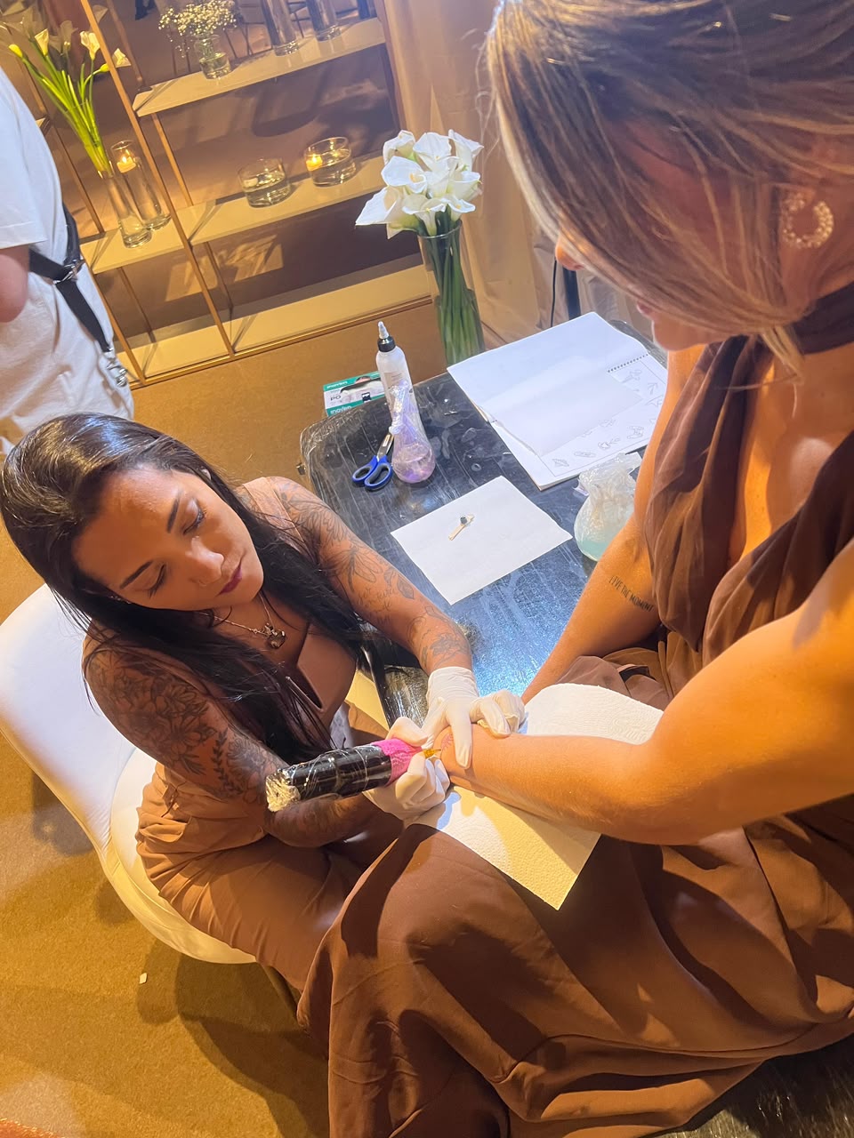 Tatuagem personalizada sendo feita durante uma celebração